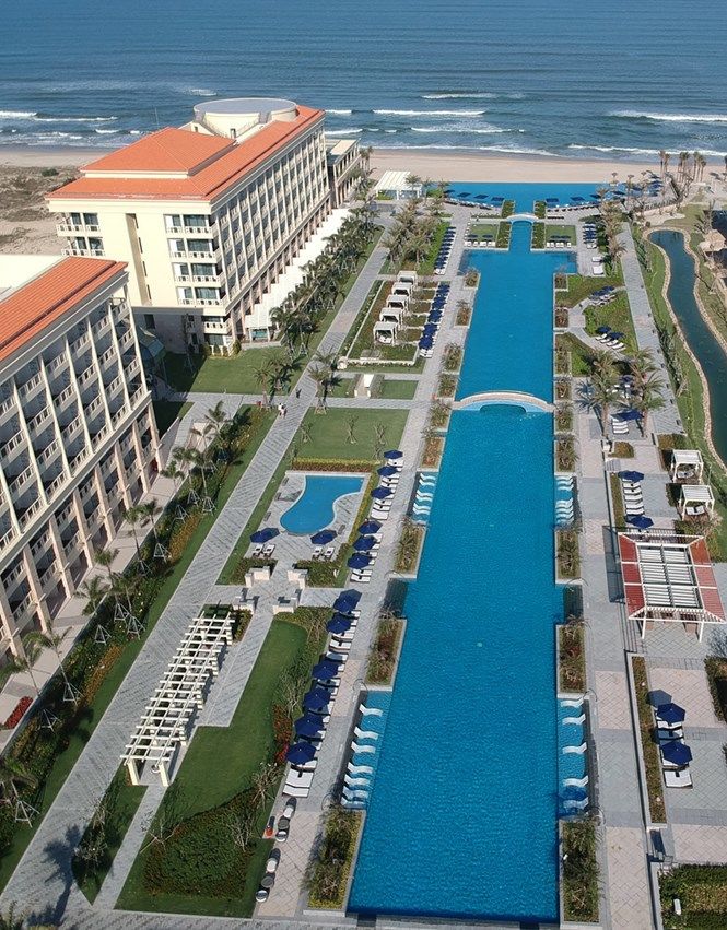 Bể bơi vô cực dài 250m Sheraton Grand Danang Resort