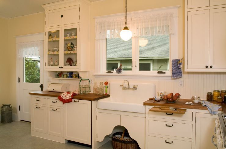 Mẫu rèm cửa sổ trắng tinh tế cho phòng bếp sang trọng
