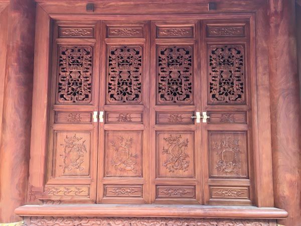 Mẫu cửa nhà thờ họ được điêu khắc tỉ mỉ từng chi tiết nhỏ nhất