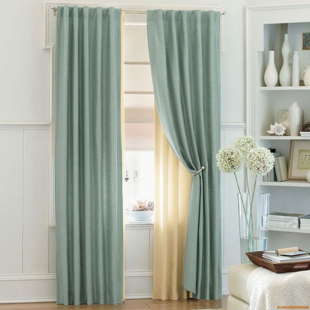 Mẫu rèm cửa được thiết kế đơn giản, sử dụng màu đơn sắc