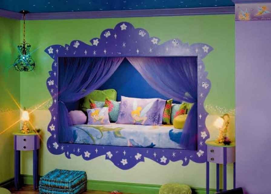 Sử dụng tranh dán tường theo chuyện hoạt hình để trang trí phòng ngủ cho con gái bé bỏng