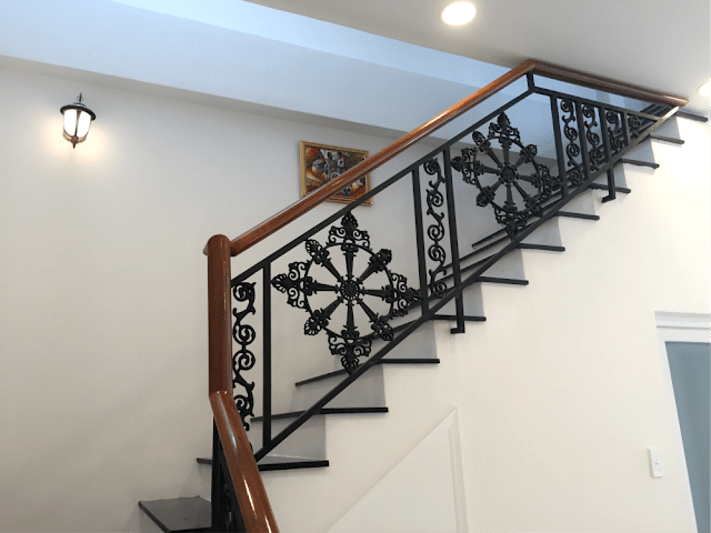Thiết kế độc đáo cầu thang dẫn lên lầu tại căn hộ Thuần Việt
