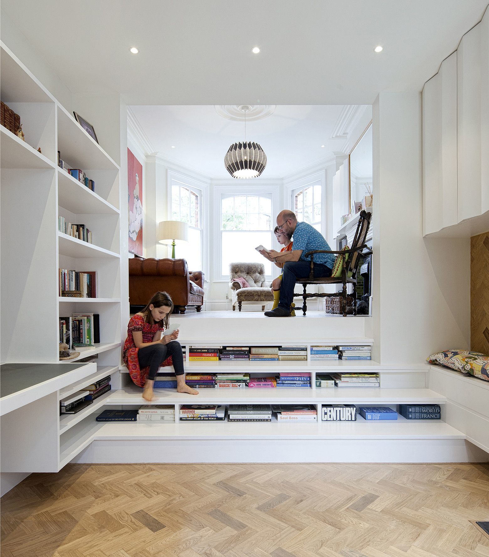Thiết kế phòng đọc sách chung cư mang đến không gian rộng rãi và tiện nghi cho cư dân. Bạn sẽ có thể tận hưởng niềm đam mê đọc sách mà không cần phải đi đâu xa. Với một sự kết hợp giữa các thiết kế hiện đại và truyền thống, phòng đọc sách sẽ là nơi lý tưởng để thư giãn và trau dồi kiến thức.