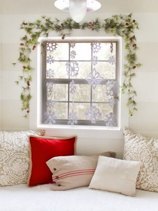 Trang trí cửa sổ bằng hoa giả