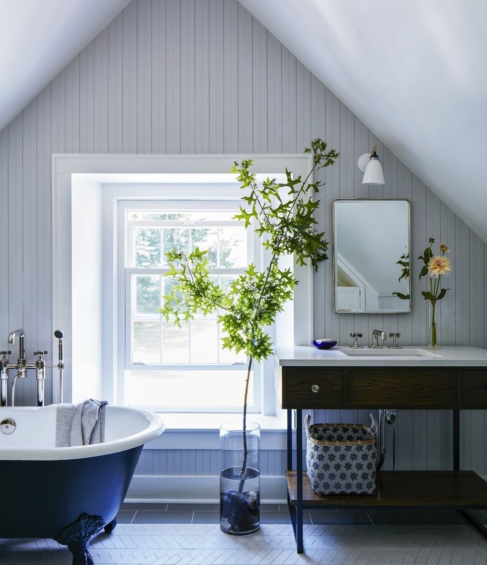 Nhà tắm đẹp với cây xanh và màu sơn tường xanh mát, ánh đèn ám áp