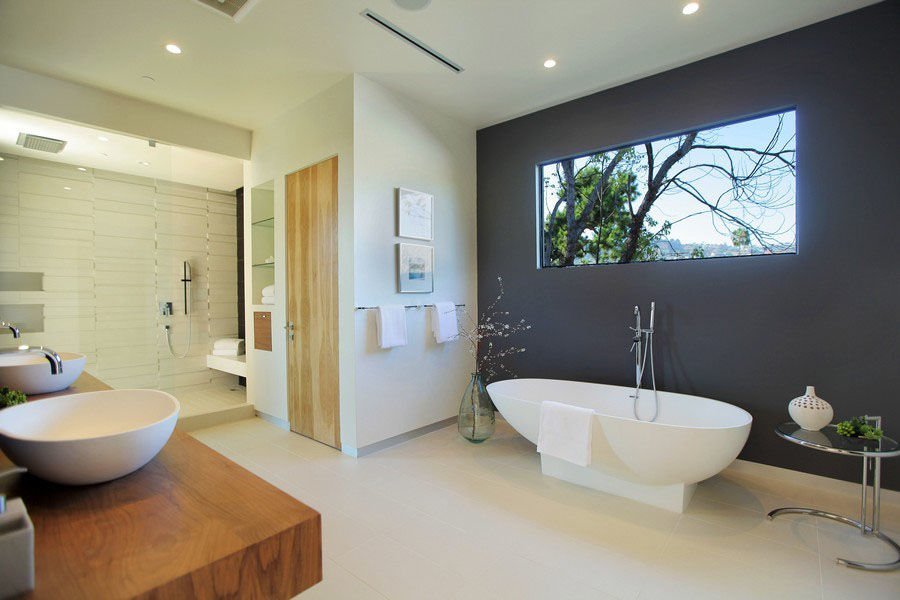 Sử dụng tông màu trắng giúp phòng tắm hiện đại và sang trọng hơn bao giờ hết