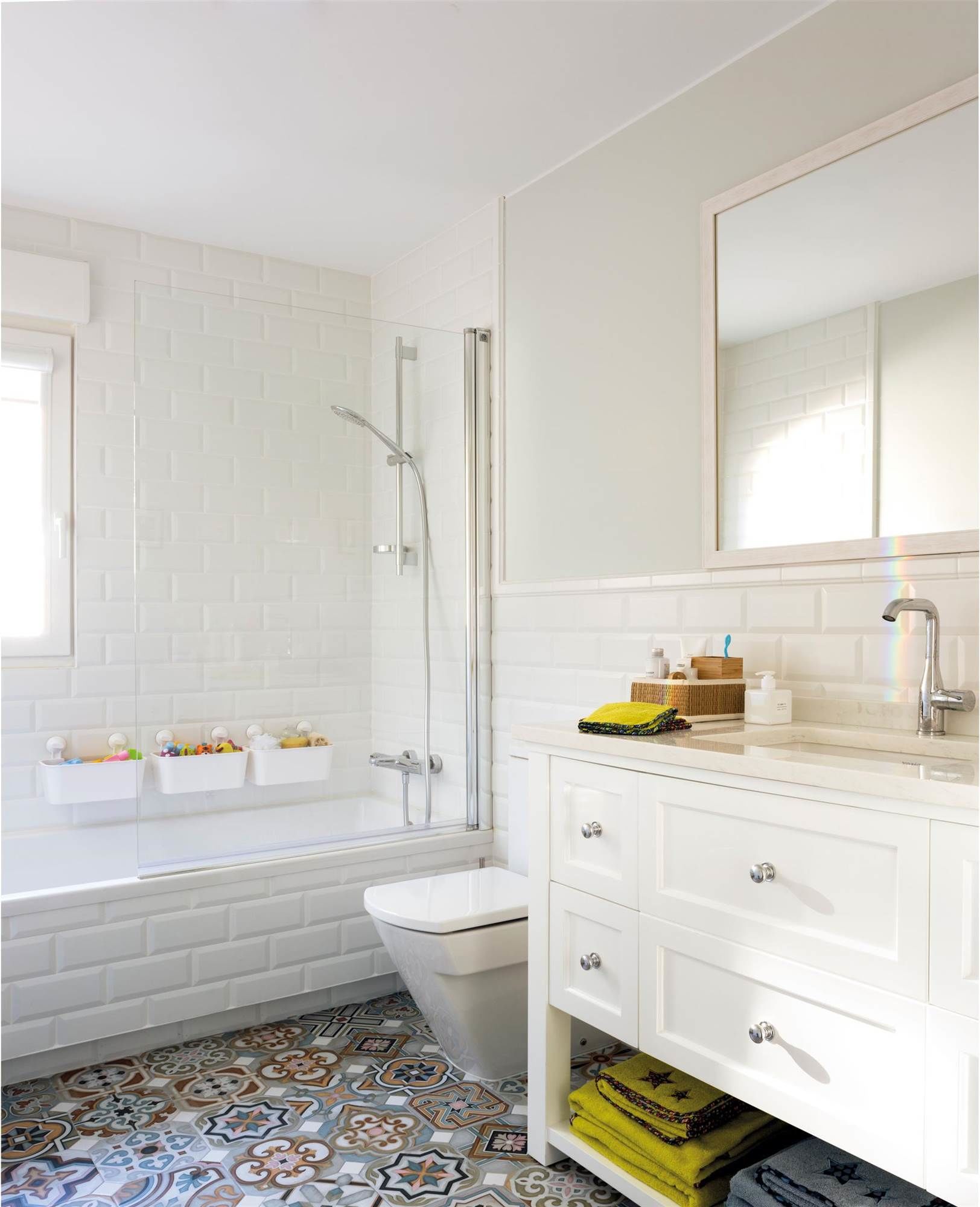 Nhờ tông màu trắng nên bạn sẽ có cảm giác phòng tắm không bao giờ lộn xộn và gò bó không gian