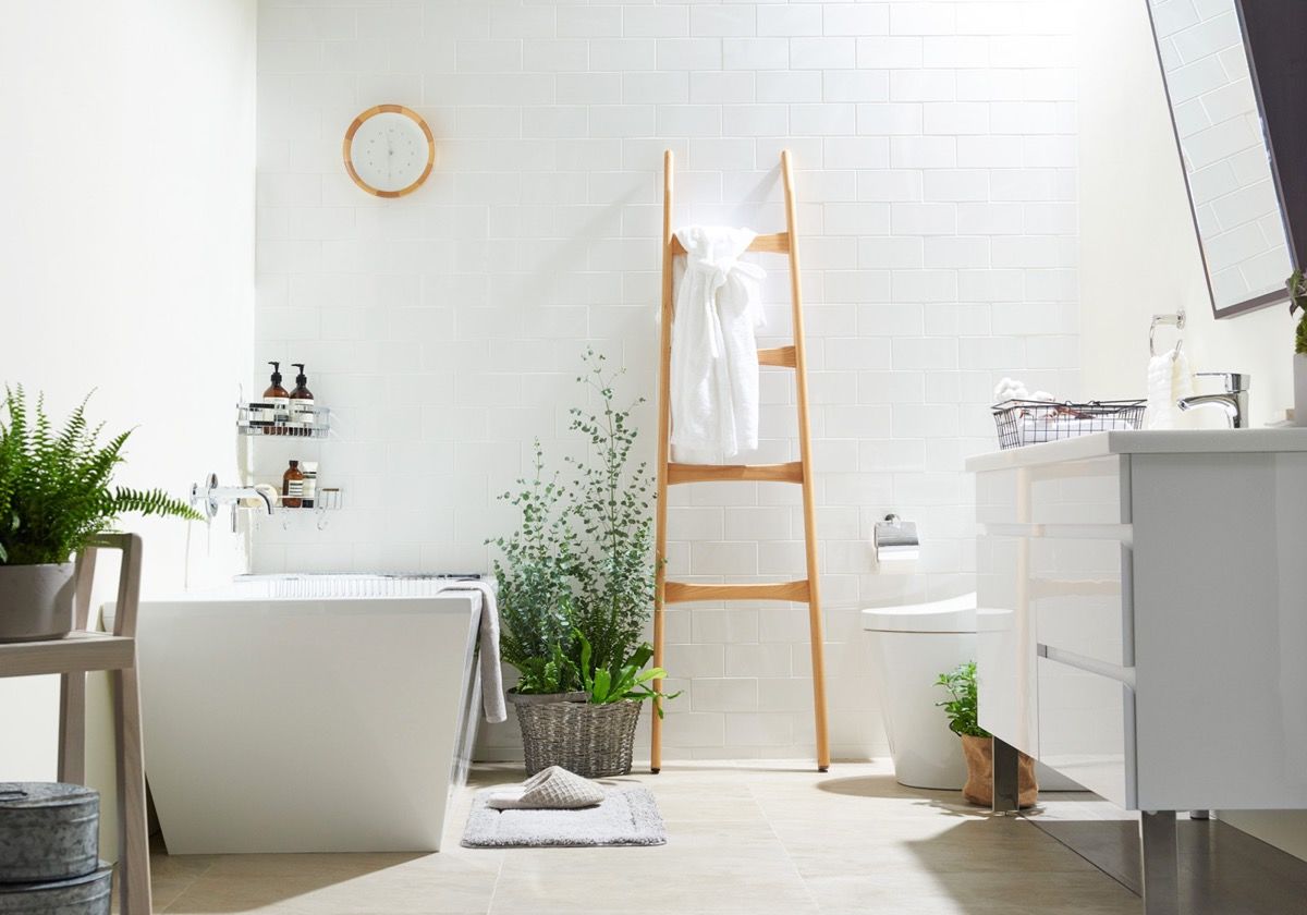 Phong cách thiết kế phòng tắm có bồn tắm đơn giản nhưng không kém phần sang trọng và hiện đại