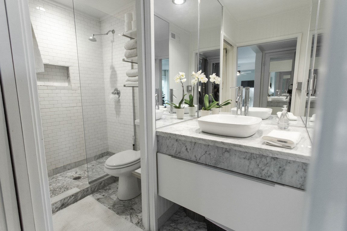 Sử dụng tông màu trắng giúp phòng tắm hiện đại và sang trọng hơn bao giờ hết