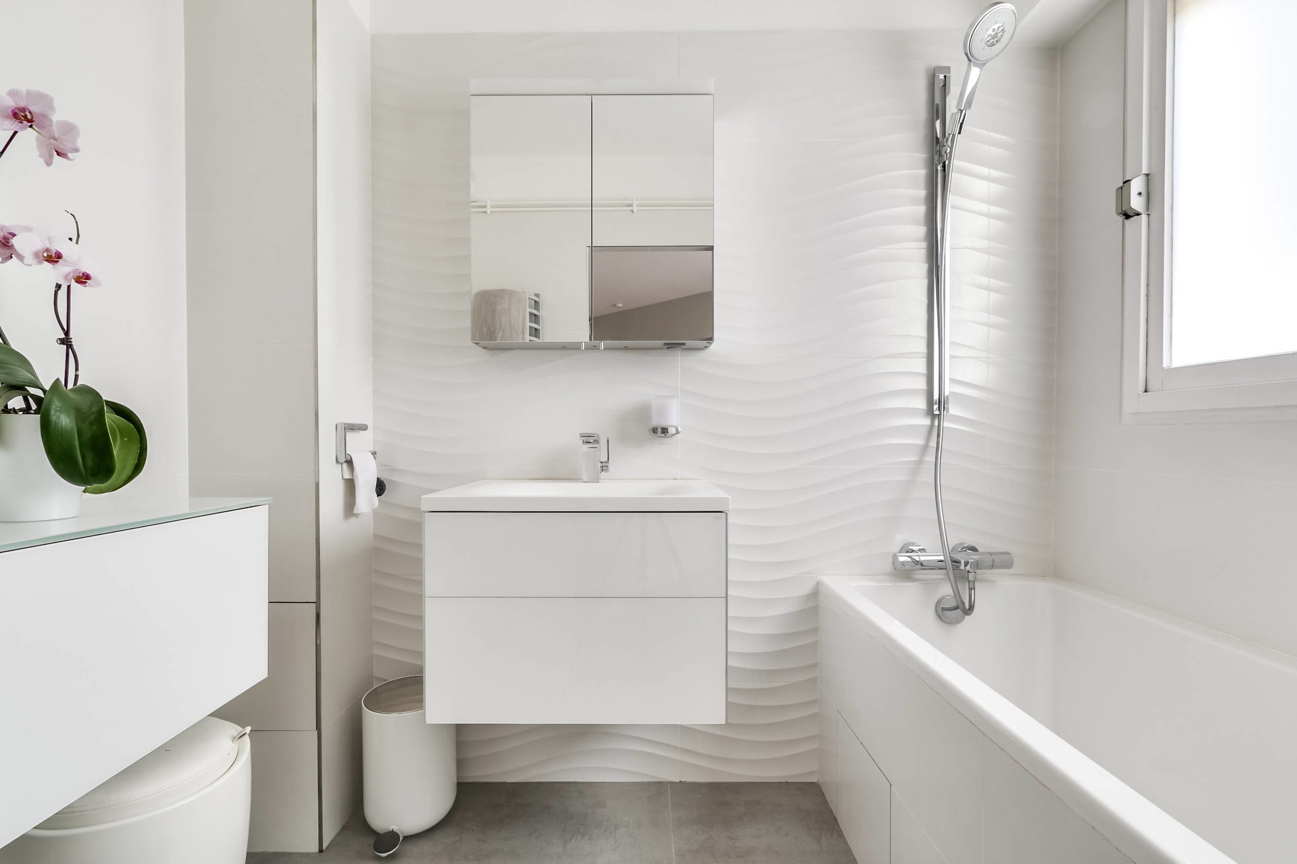 Sử dụng tông màu trắng toàn bộ khiến không gian phòng tắm rộng rãi và tinh tế