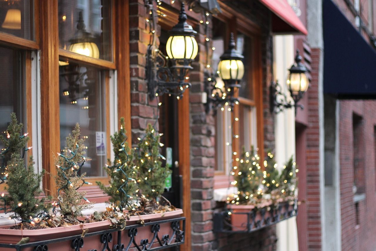 Cách trang trí đơn giản bằng những cành thông trước cửa quán cà phê vô cùng bắt mắt, đêm tới không khí Giáng sinh khắp quán cafe