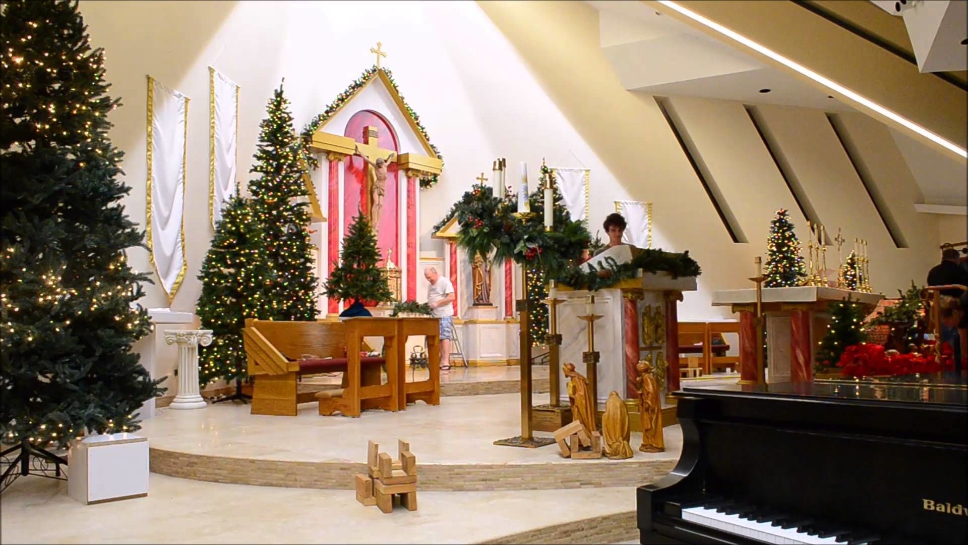 Cây thông được bày trí khắp không gian nhà thờ để chào đón đêm chúa giáng sinh