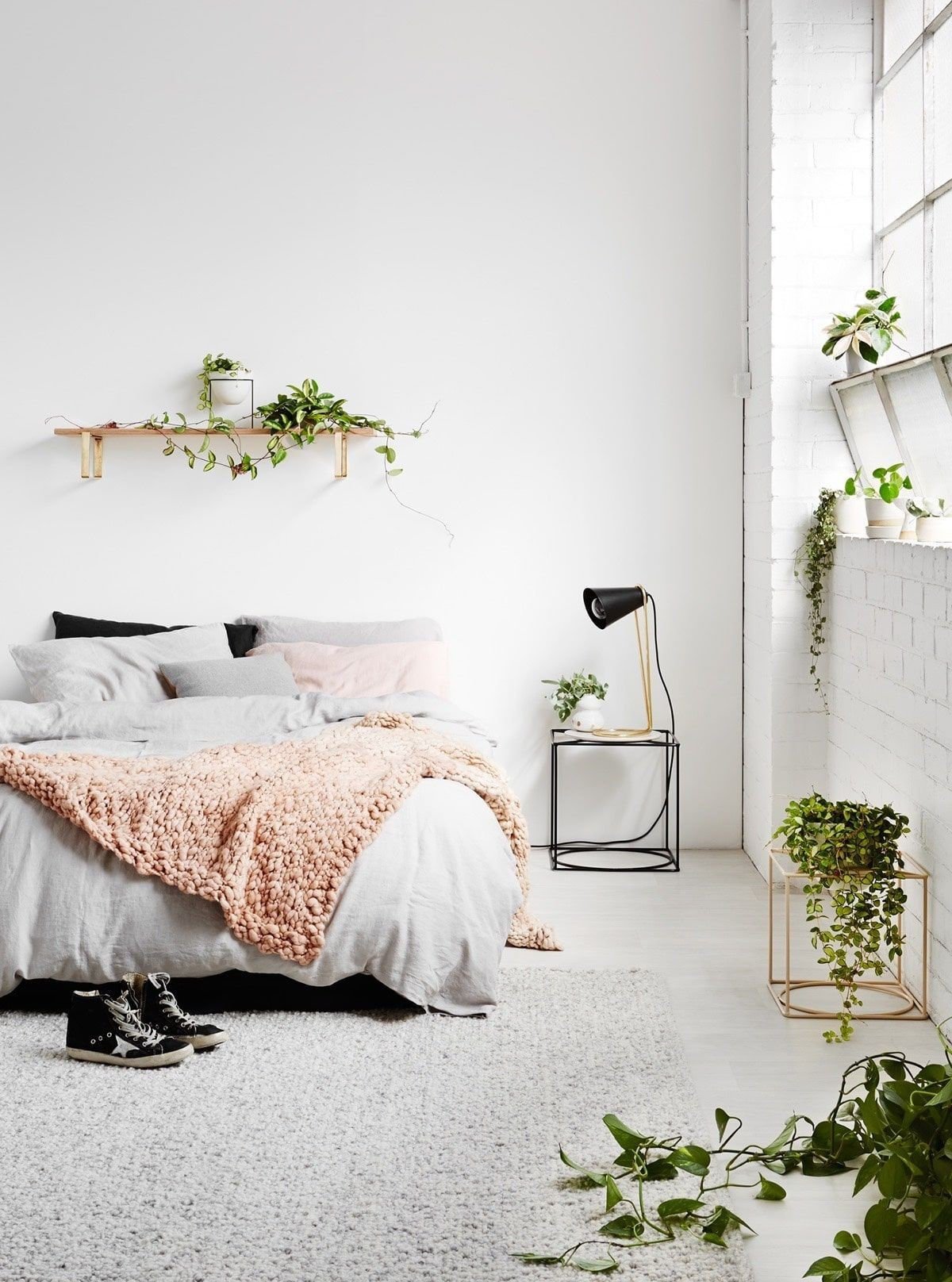 Cây xanh mang lại sự ấm áp cho nội thất đơn sắc của phòng ngủ, tạo cảm giác đơn giản và gần gũi với thiên nhiên