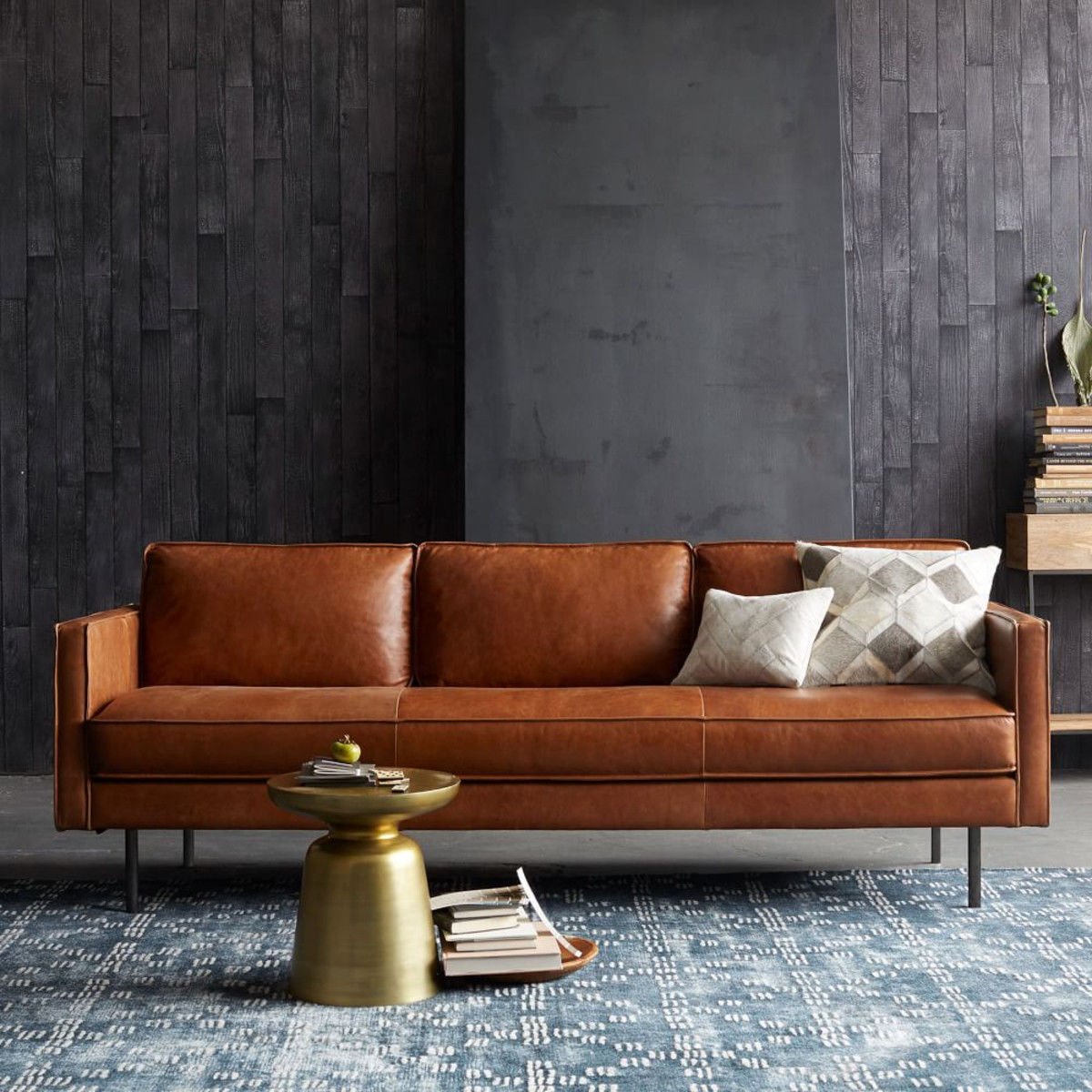 Chiếc ghế sofa băng dài chất liệu da sẽ là nơi nghỉ ngơi thú vị trong ngôi nhà của bạn