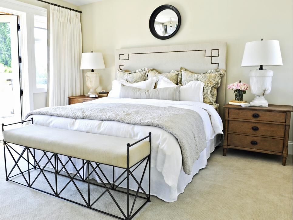 Chiếc giường bằng da giúp căn phòng trở nên thanh lịch và tinh tế