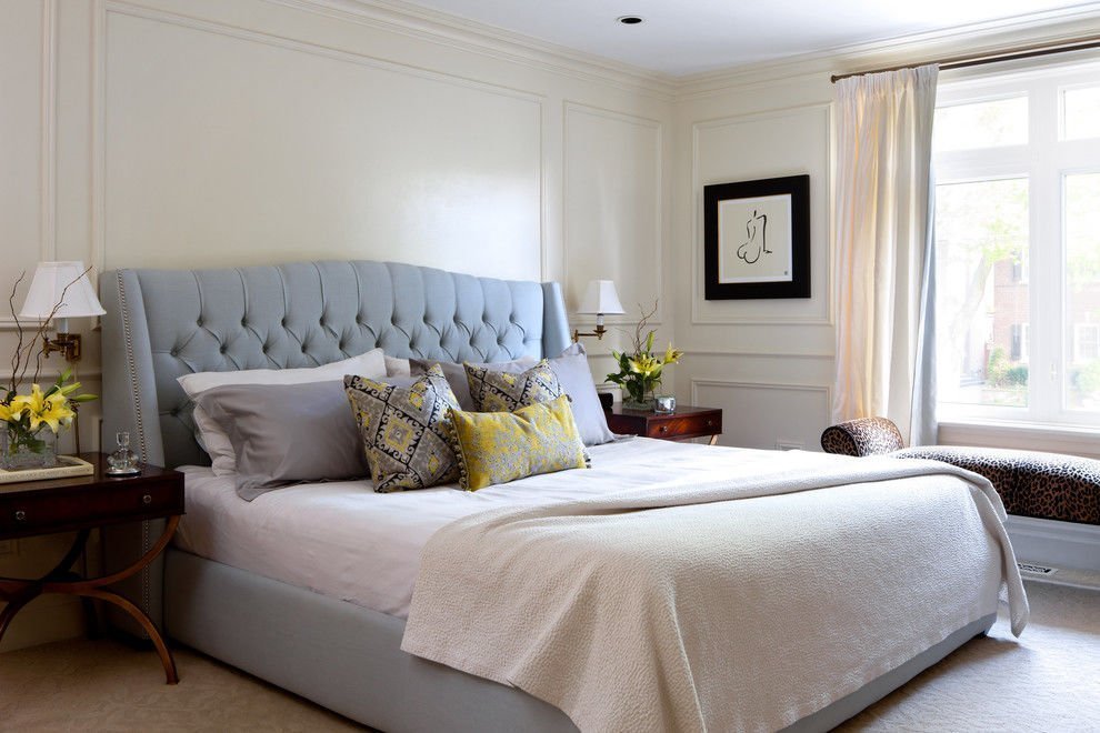 Chiếc giường da màu xám, kết hợp tinh tế cùng những chiếc gối họa tiết cầu kỳ thật ấn tượng
