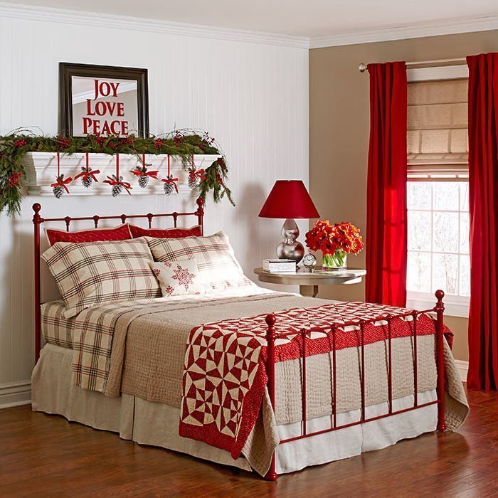 Không còn gì tuyệt vời hơn khi trang trí không gian phòng ngủ bằng những gam màu đỏ giáng sinh an lành