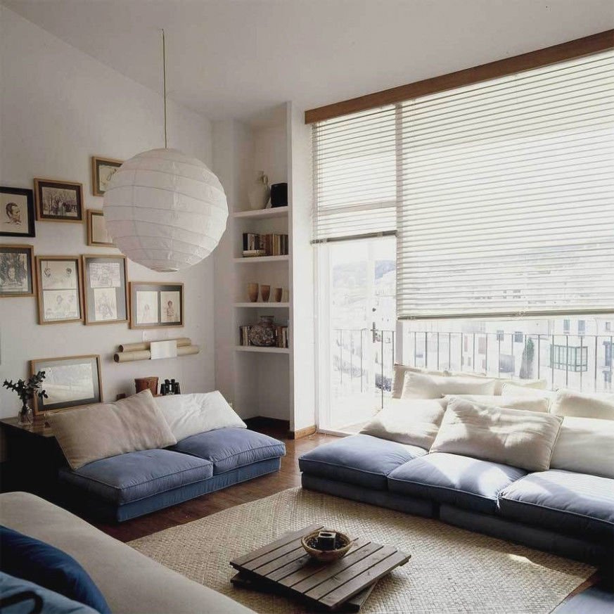 Mẫu sofa chân thấp hoặc không chân tạo điểm nhấn cho phòng khách kiểu Nhật hiện đại hơn