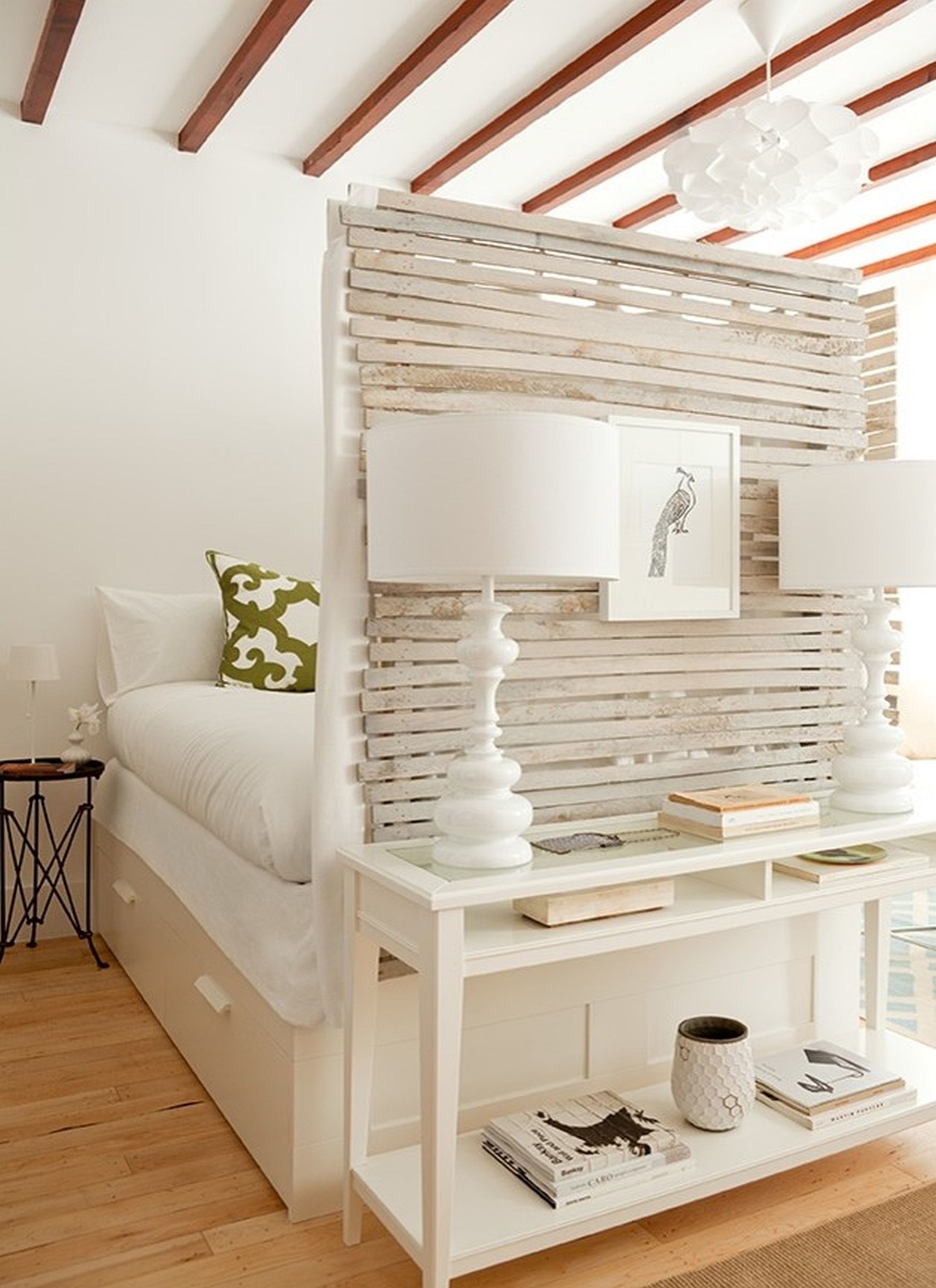 Một sáng tạo sử dụng gỗ ghép thanh được phủ sơn trắng ấn tượng làm vách ngăn phòng ngủ