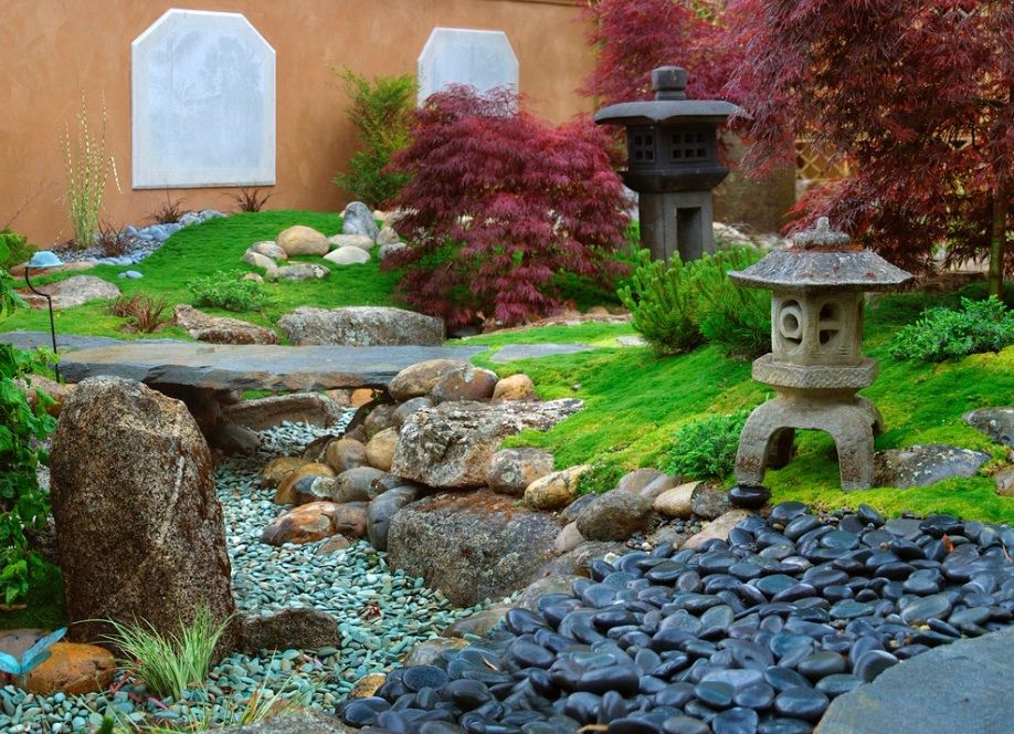 Những chiếc đèn đá bố trí khu vườn kiểu Nhật giúp không gian có vẻ bí ẩn và lôi cuốn hơn