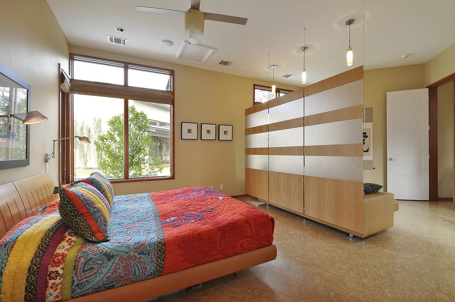 Thiết kế vách ngăn phòng ngủ: Thiết kế vách ngăn phòng ngủ đem lại nhiều lợi ích về không gian sống cho gia đình. Với nhiều kiểu dáng, màu sắc và chức năng khác nhau, vách ngăn phòng ngủ giúp tạo ra không gian phân chia đa năng, tối ưu hóa diện tích và thuận tiện cho việc sử dụng.