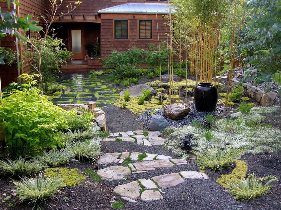 Những tấm thảm rêu xanh xen kẽ đá tự nhiê, vừa tạo cho bạn cảm giác được chào đón vừa mang tới khu vườn ấn tượng