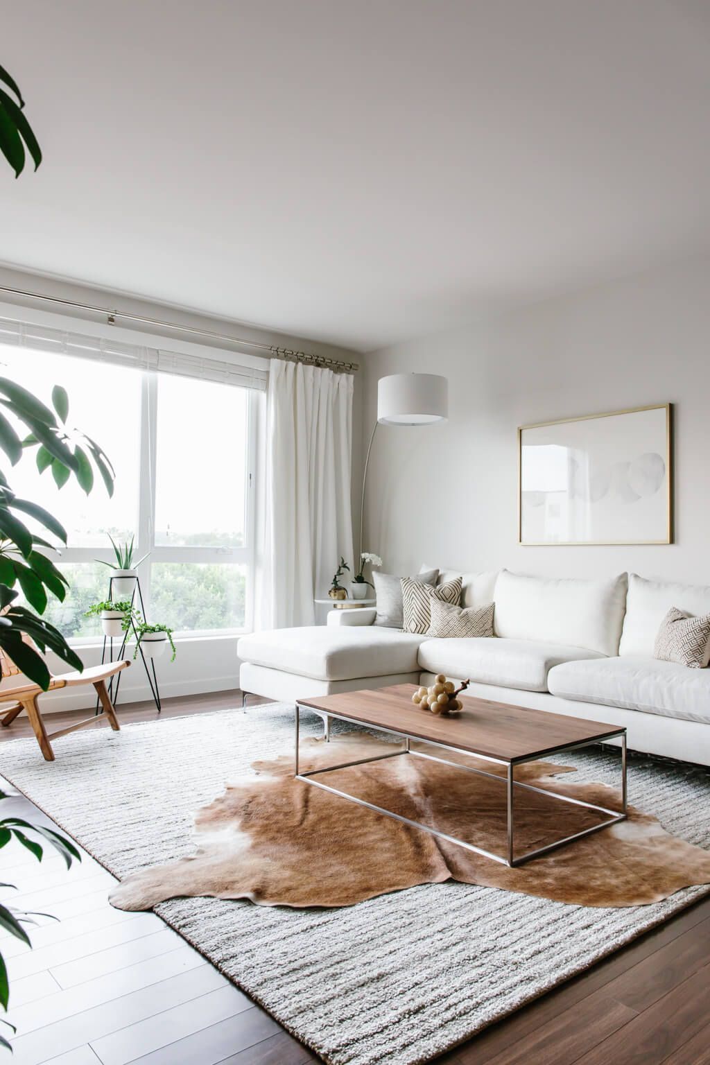 Nội thất nhỏ gọn, tinh tế theo phong cách tối giản phù hợp với không gian phòng khách hẹp