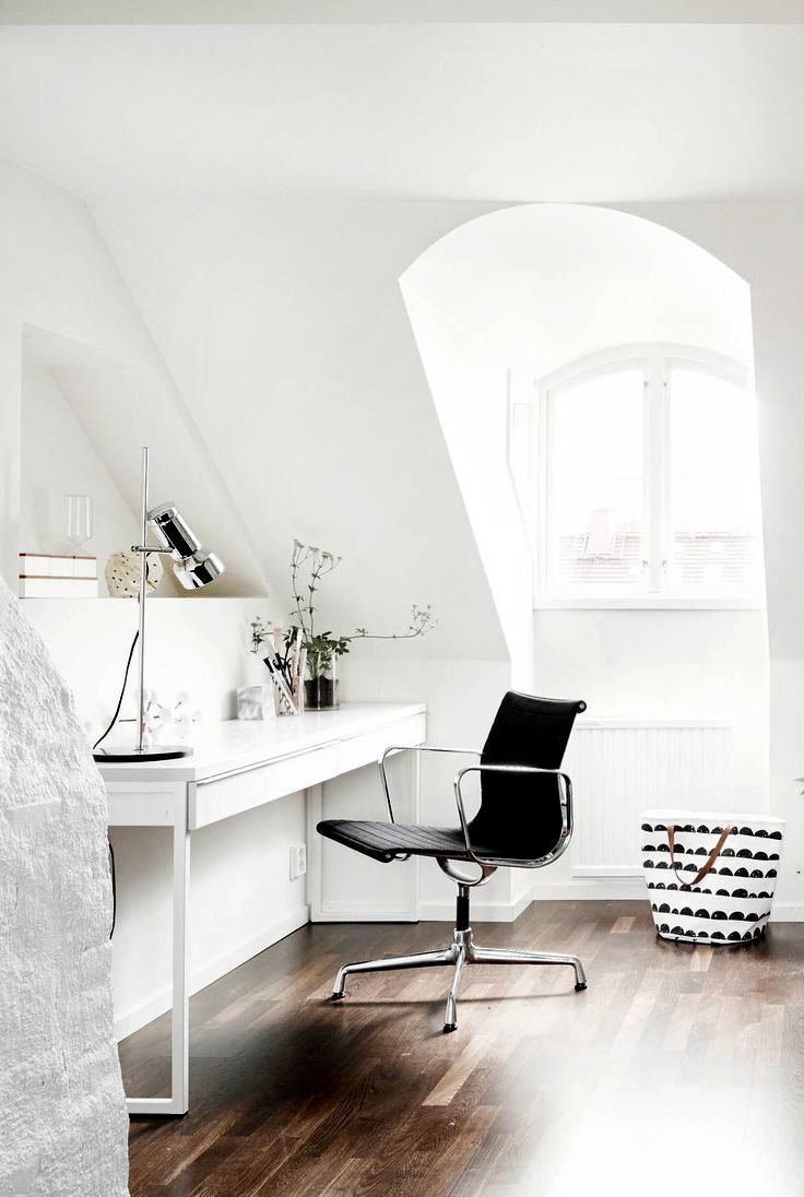 Sử dụng gam màu chủ đạo của căn phòng làm việc màu trắng, giúp không gian trở nên rộng rãi và cuốn hút hơn