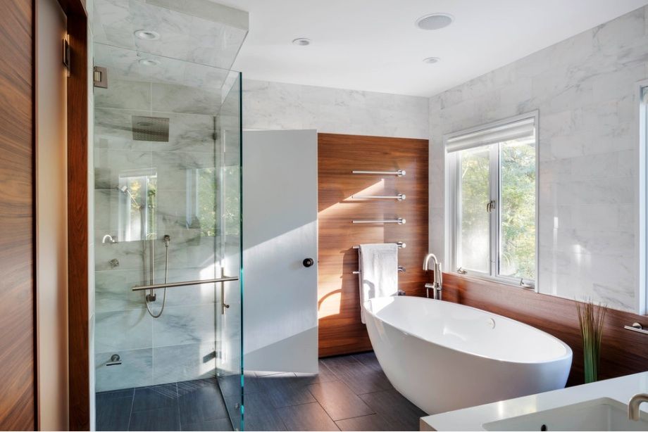 Sự kết hợp hài hòa của chất liệu thủy tinh và cây xanh khiến phòng tắm thoáng mát và trong lành