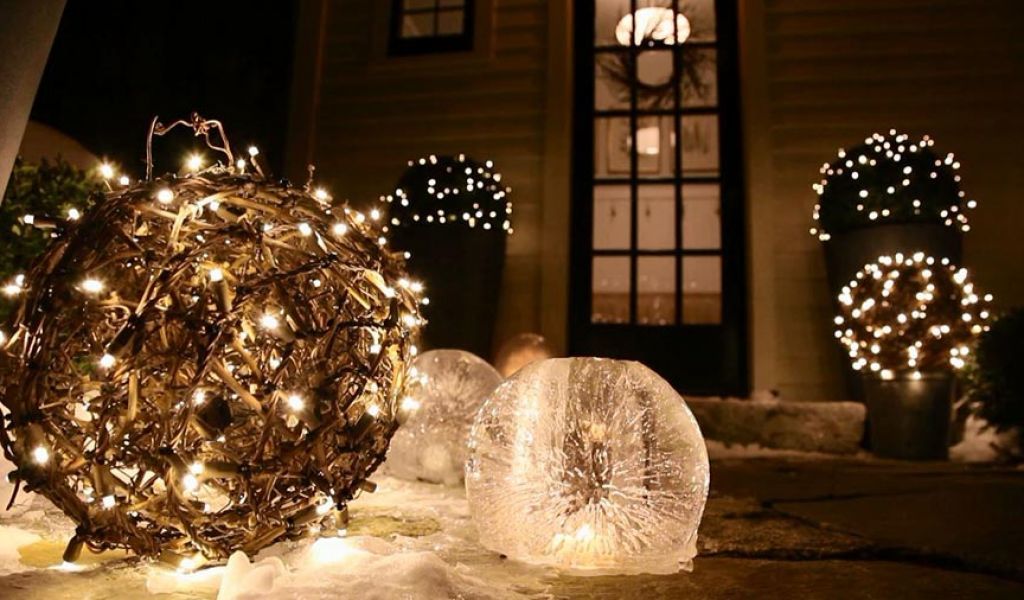 Tạo hình những quả cầu tuyết kèm đèn led sáng lấp lánh mang giáng sinh trần ngập khắp nhà