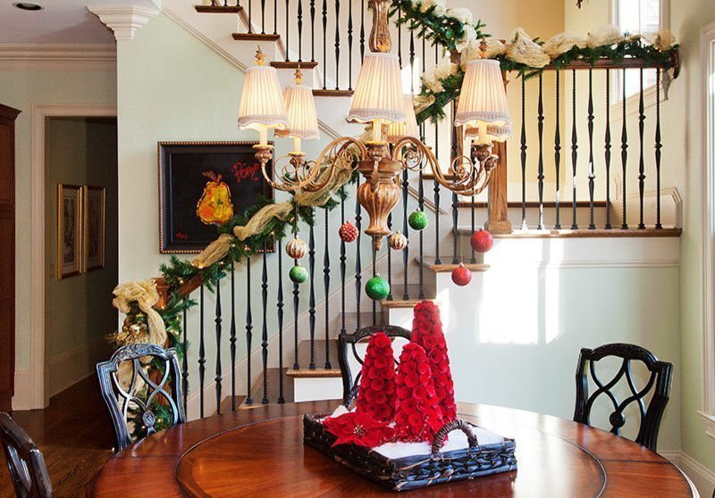 Trang trí cầu thang bằng những món đồ giáng sinh thêm vào bầu không khí chung của ngôi nhà