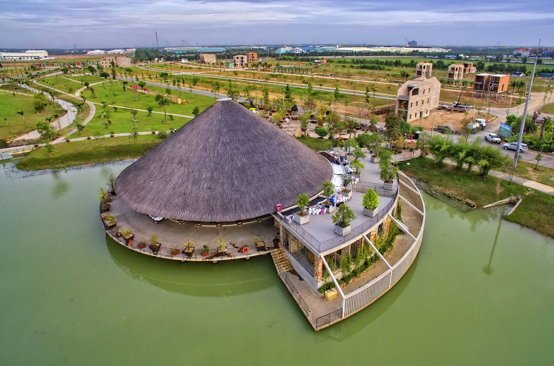 Trung tâm hội nghị Tre Việt tọa lạc trên mặt hồ Tịnh Đế Liên Làng Sen 