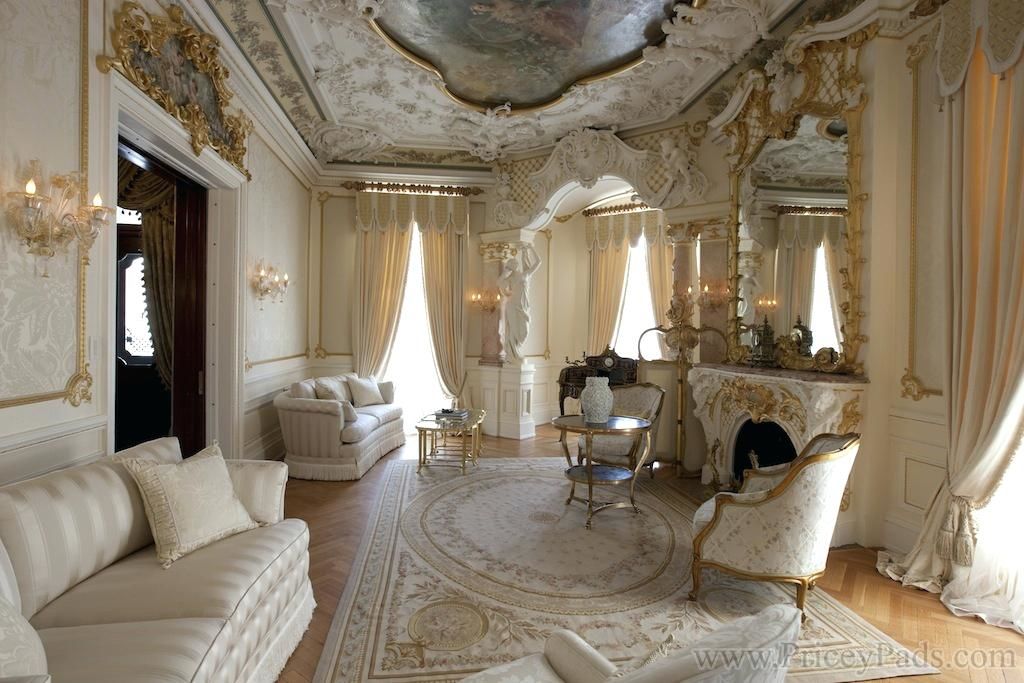 Căn phòng khách sang trọng, cầu kỳ, đầy tráng lệ mang phong cách Baroque
