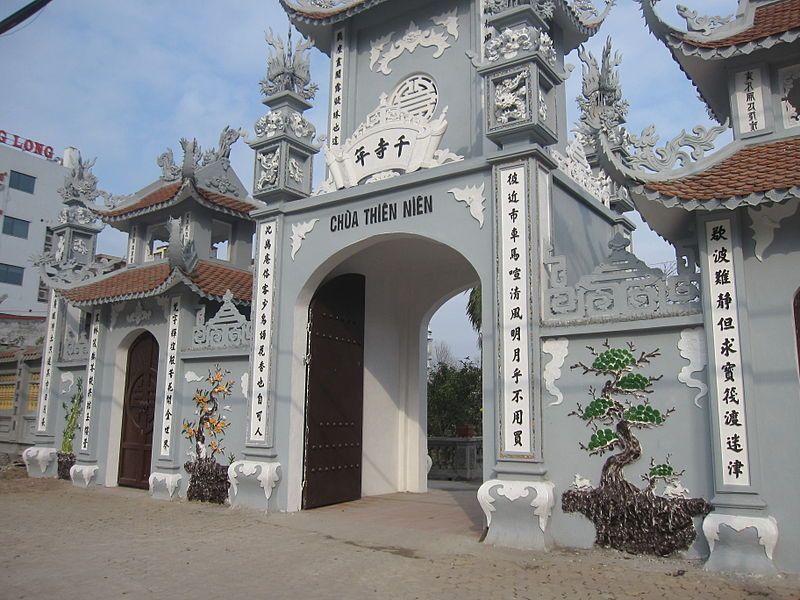 Chùa Thiên Niên có kiến trúc giản dị nằm ngay sát bờ hồ Tây khá thu hút du khách