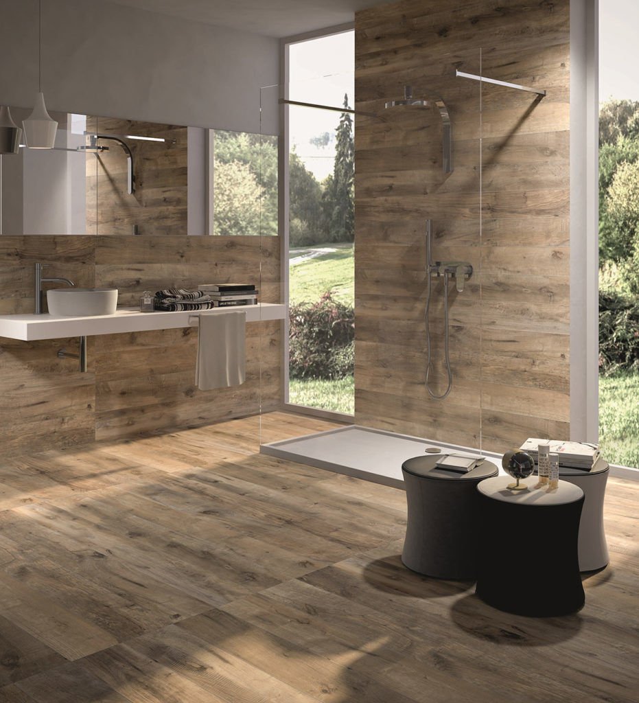 Mang tới sự sạch sẽ và thoáng mát cho không gian phòng tắm nhờ dòng sàn gỗ đơn giản