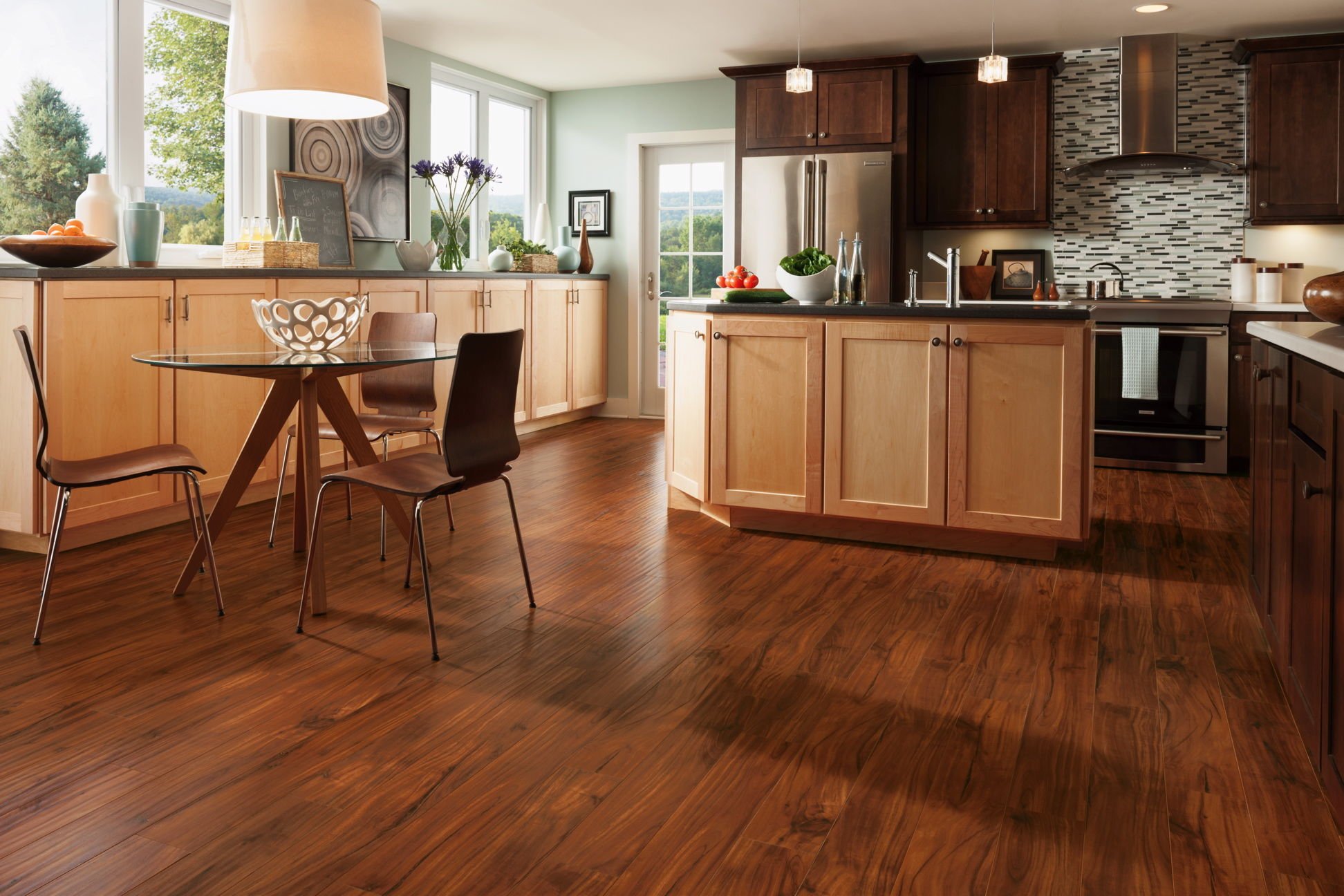 Mẫu sàn gỗ có họa tiết bề mặt tự nhiên và bóng bẩy, phù hợp với mọi không gian nội thất nhà ở