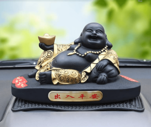 Tượng đức Phật Di Lặc đặt trên xe đẩy lùi những đen xui để mang tới năng lượng tích cực 
