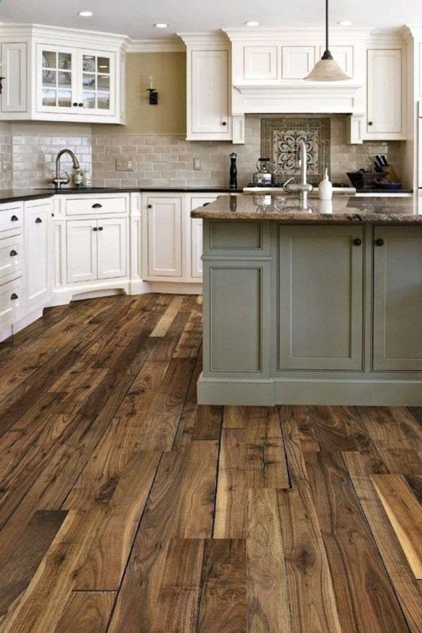 Vân gỗ tự nhiên cực kỳ mộc mạc, giúp mang tới vẻ đẹp ấm cúng cho căn bếp nhà bạn