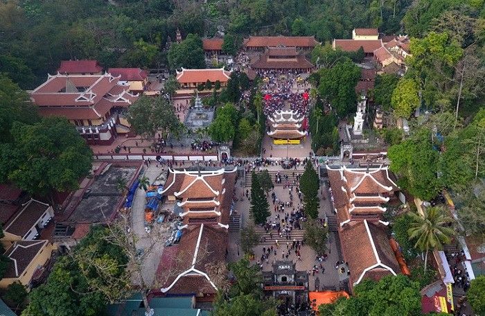 Chùa Hương nằm trong danh sách những ngôi chùa gần Hà Nội nổi tiếng nhất