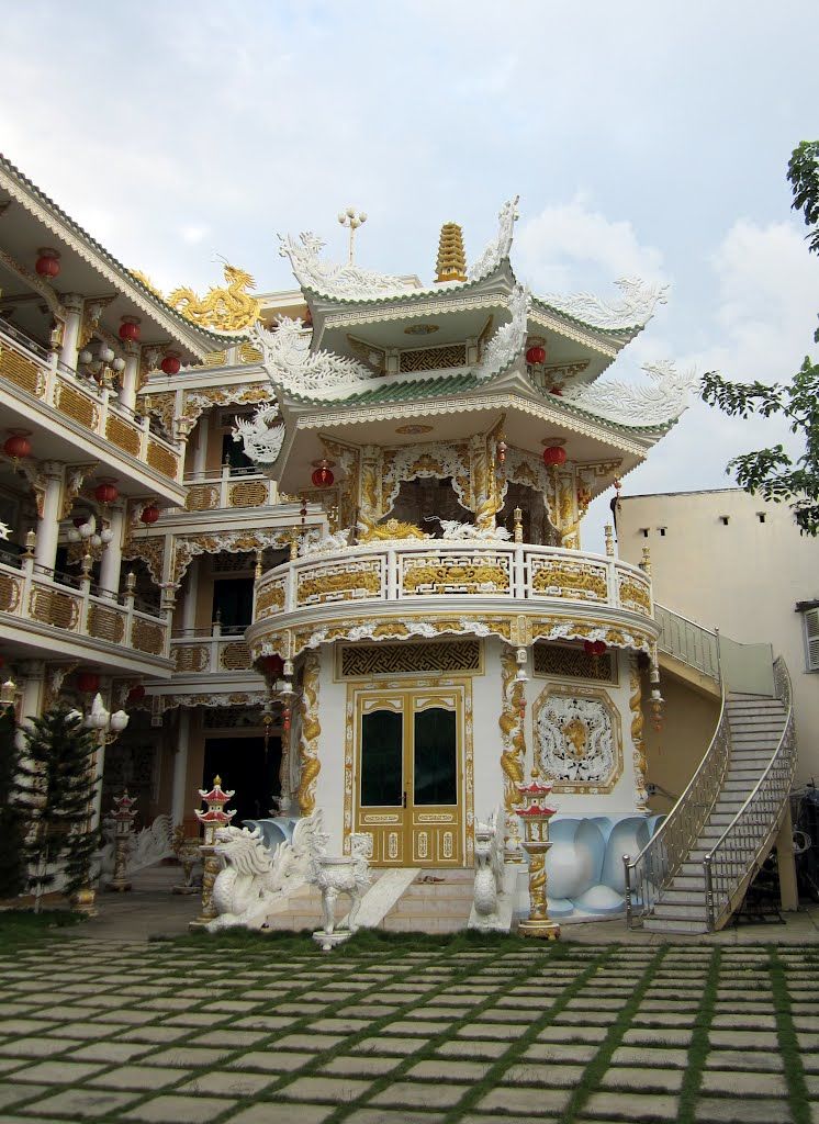 Chùa Phật Bảo thuộc hệ phía Nam Tông, xây dựng từ năm 1965 với điện Phật rất trang nghiêm