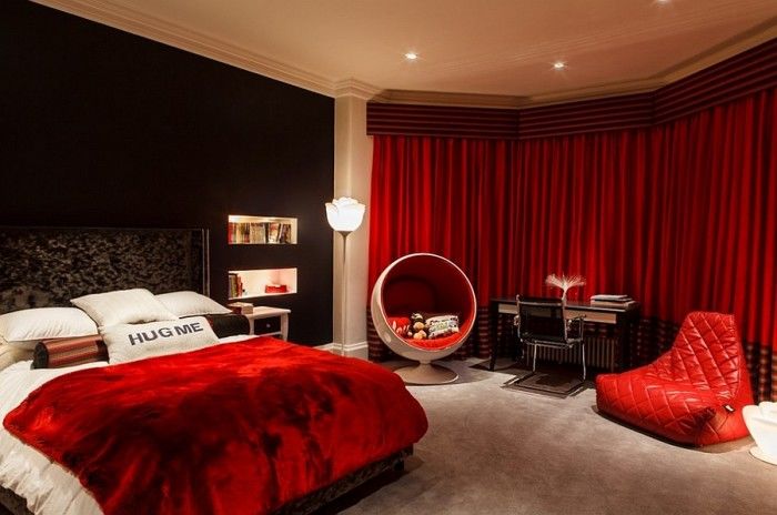 Phối hợp gam màu đen - đỏ - trắng đem lại sự sinh động và cá tính cho căn phòng ngủ