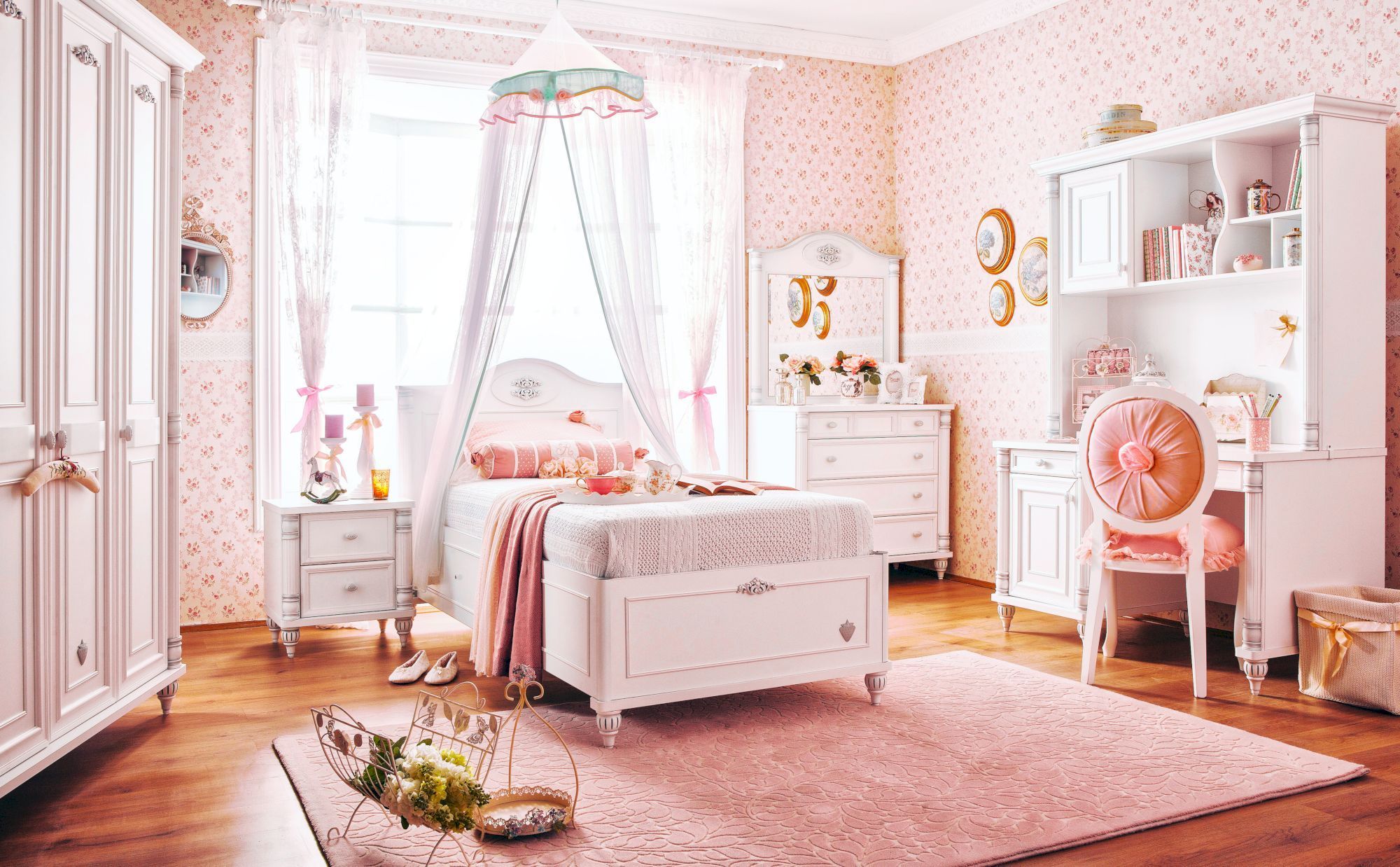 Sắc hồng tuyệt đẹp cho cô bé yêu thích sự mộng mơ trong căn phòng ngủ cổ điển này