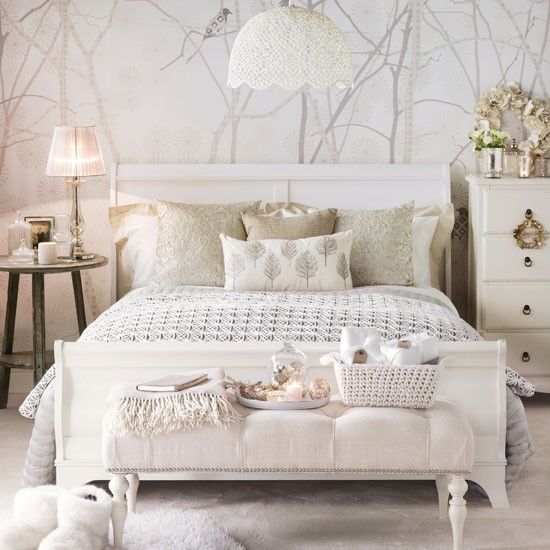 Sắc trắng tinh khiết luôn được ứng dụng trong phòng ngủ nữ mang phong cách vintage