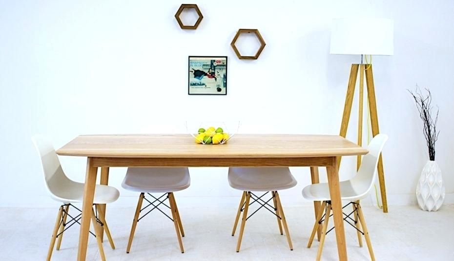 Bộ bàn ghế ăn bằng gỗ hiện đại với mặt ghế ăn cong bằng nhựa ấn tượng