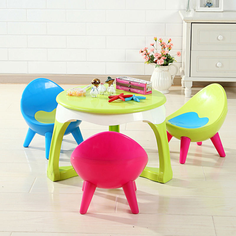 Bộ bàn ghế ăn bằng nhựa nhiều màu sắc cho bé ngồi ăn ngon miệng