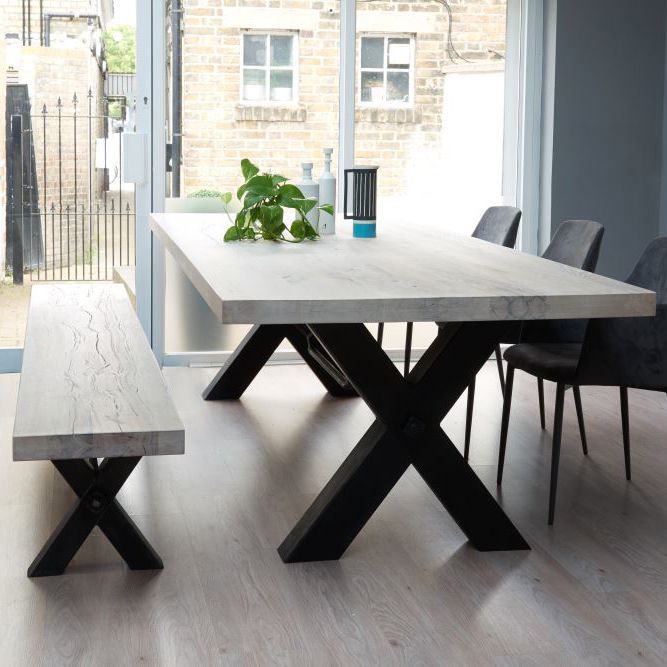 Thiết kế bộ bàn ăn có ghế băng dài và 3 ghế ăn lẻ đơn giản, gọn gàng