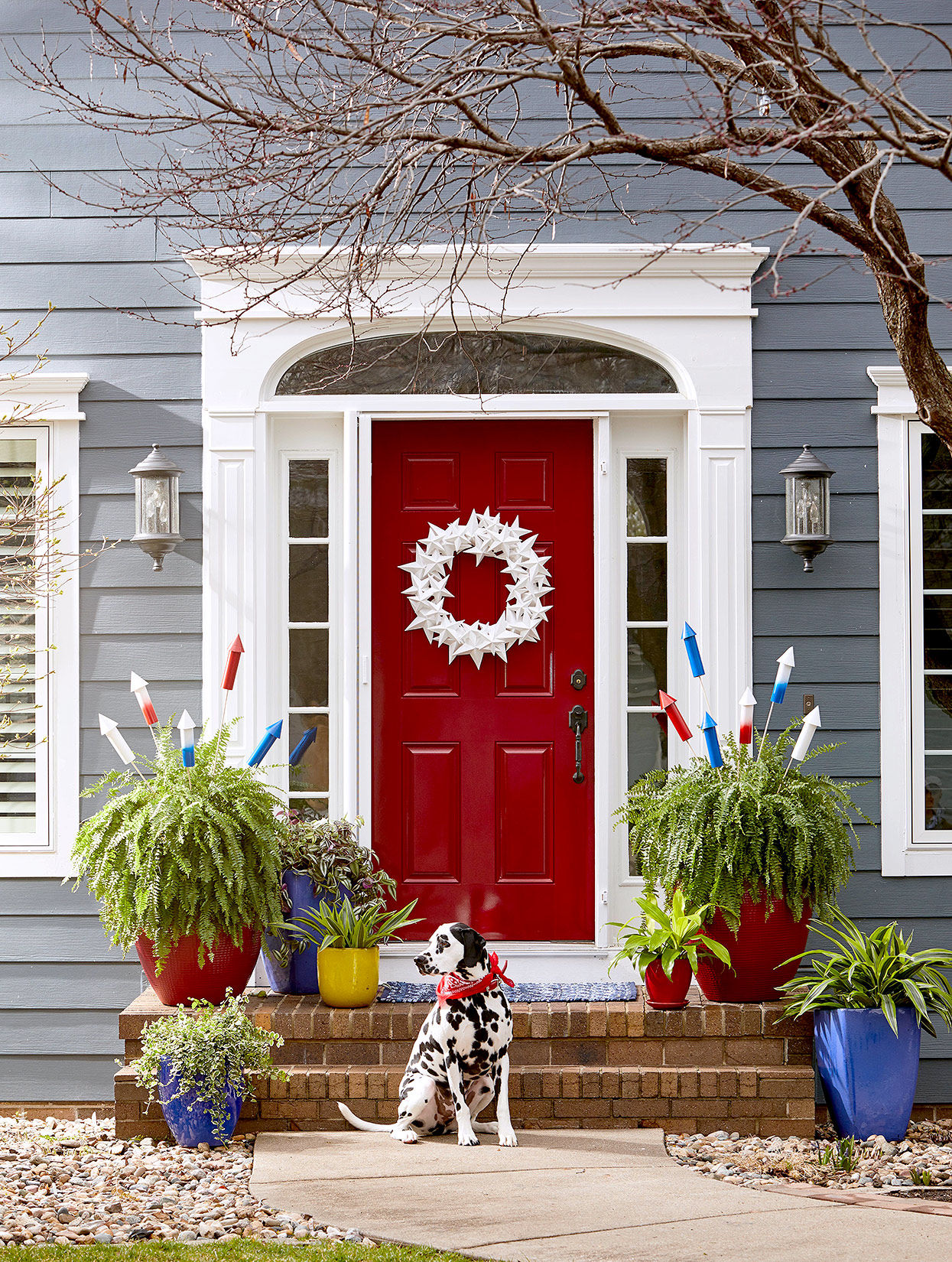 Thiết kế trang trí cửa nhà ấn tượng và nổi bật với sắc đỏ và chậu cây