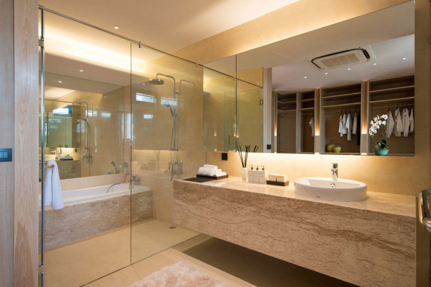Nội thất phòng tắm nhà ống đơn giản hiện đại, vách kính mở rộng không gian