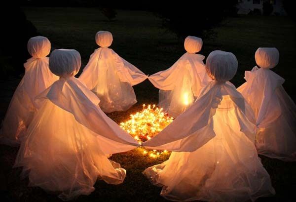 Cách làm ma trang trí halloween đơn giản với bóng đèn và vải trắng