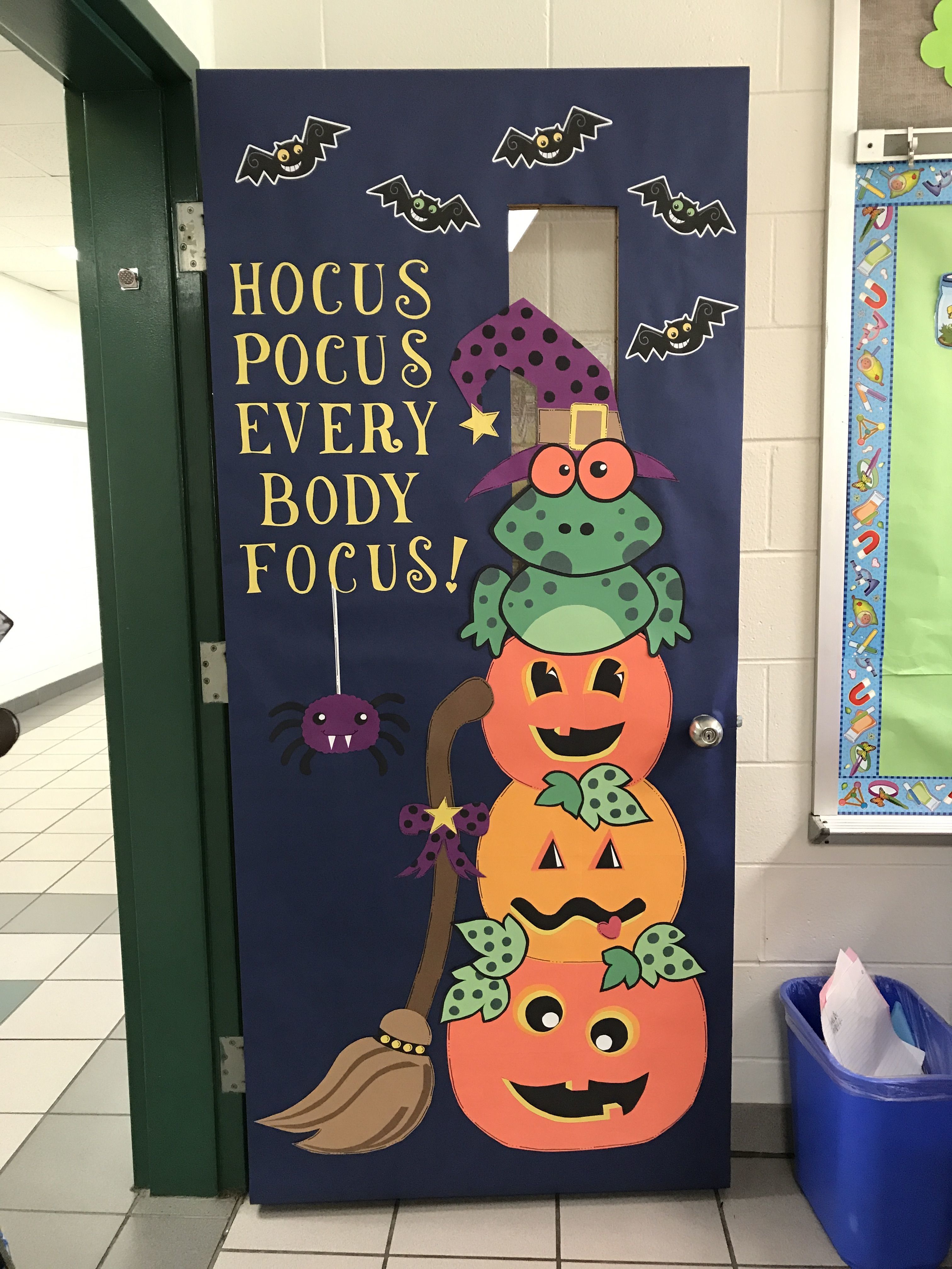 Cảnh cửa lớp học trở nên đẹp hơn với cách trang trí Halloween ngộ nghĩnh
